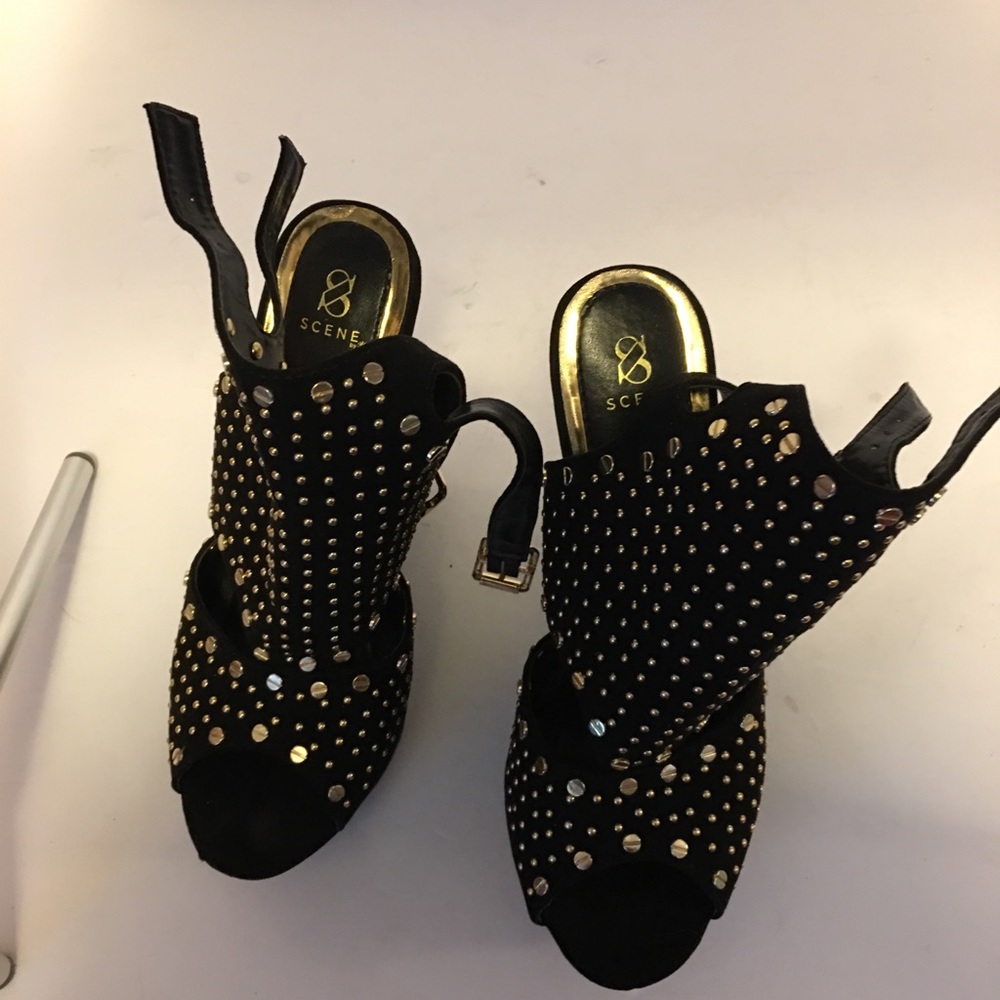 Scene platform wedge